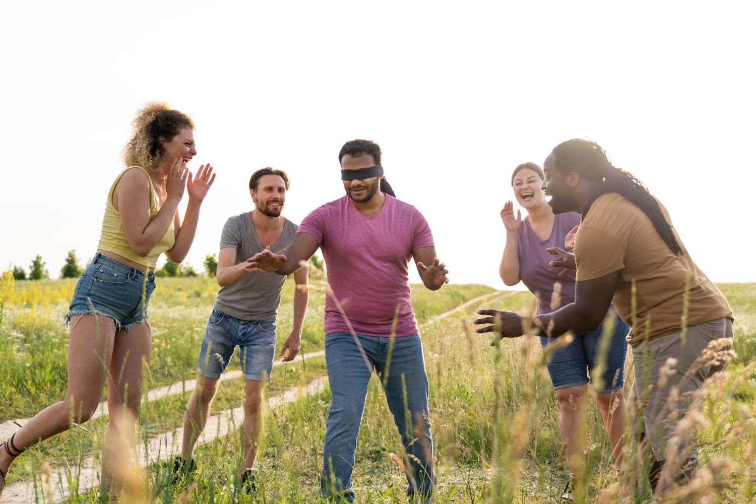 Gente feliz al aire libre haciendo juegos grupales